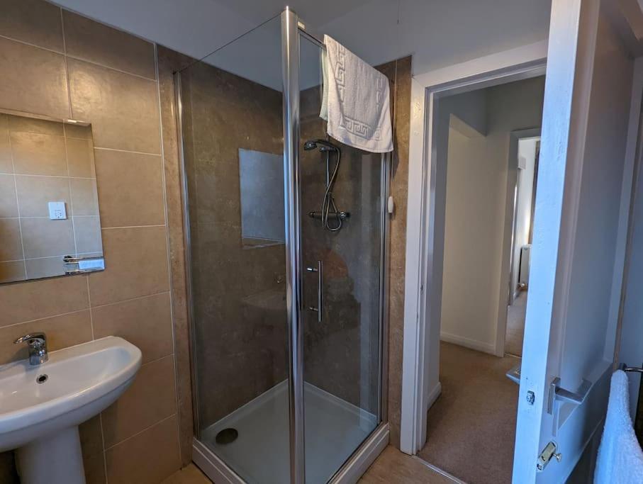 Two Bedroom Flat In Bridge Of Allan, Stirling Apartment *