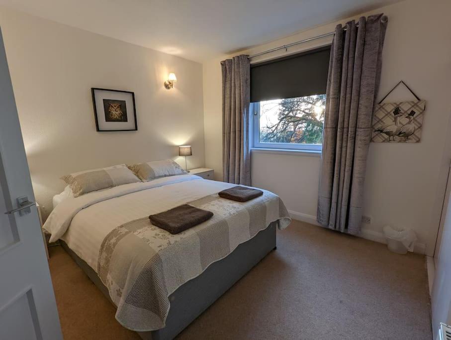 Two Bedroom Flat In Bridge Of Allan, Stirling Apartment *